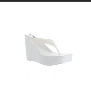 ISO Steve Madden Refined wedge white size 6
